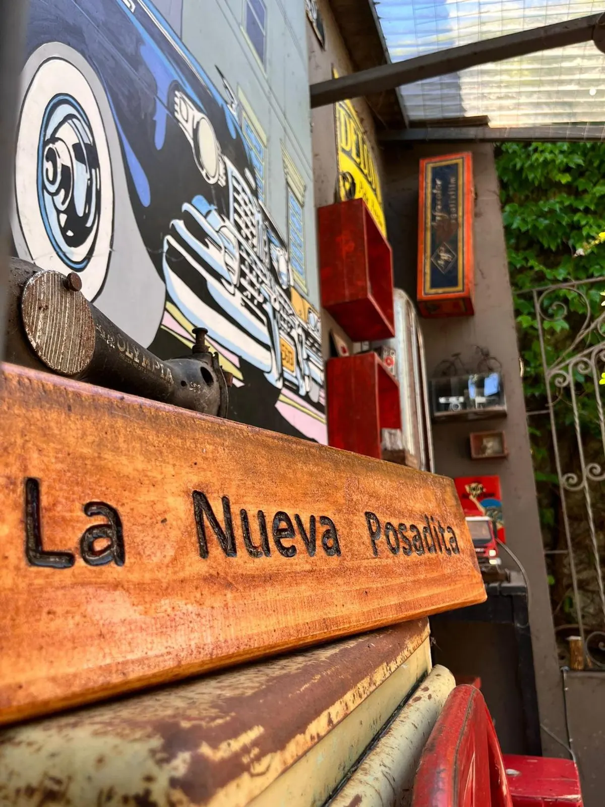Cartel de madera tallado